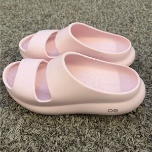 OOFOS Women's Pink Athletic Slides